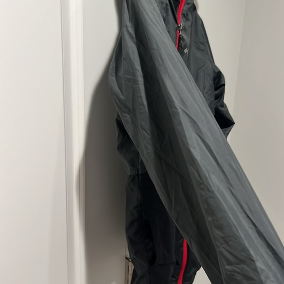 Columbia Men's Black Windbreaker with Red Accents - Picture 4 of 5